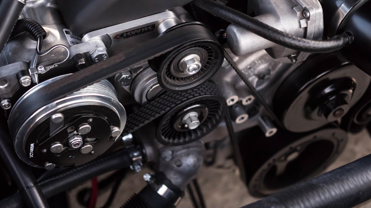 Detalhe de uma oficina automotiva italiana, ferramentas e metal